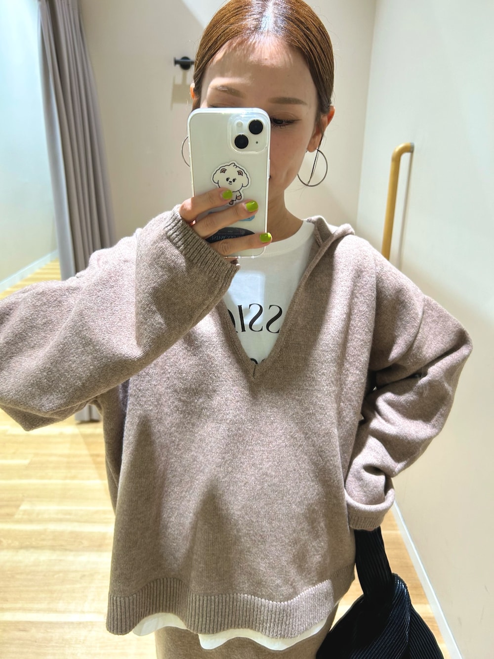 ベージュ系のニット/セーター、ホワイト系のTシャツ/カットソー、ホワイト系のダウンジャケット/コートを着用したレディースの秋コーディネートの8枚目の写真