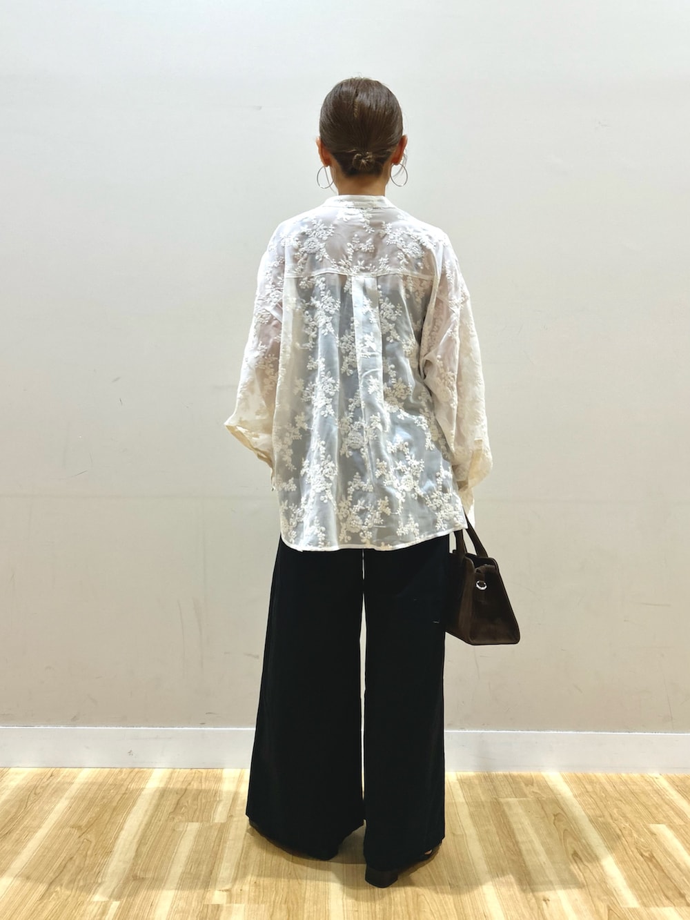 ブラック系のその他パンツ、ブラック系のサンダル、ブラウン系のボストンバッグを着用したレディースの春コーディネートの3枚目の写真