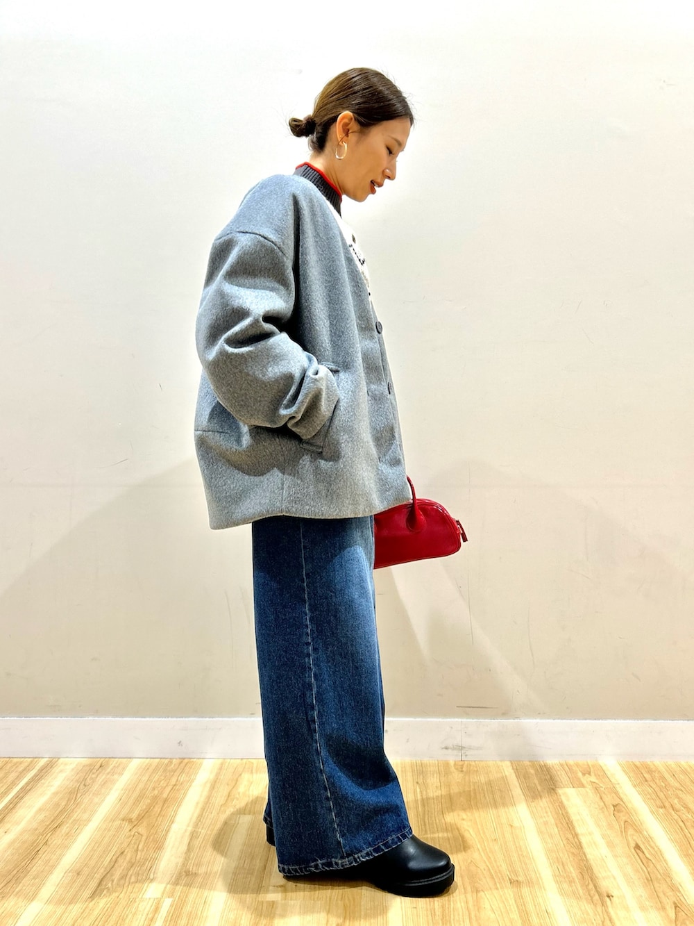 グレー系のノーカラージャケット、ホワイト系のカーディガン/ボレロ、グレー系のニット/セーターを着用したレディースの冬コーディネートの3枚目の写真