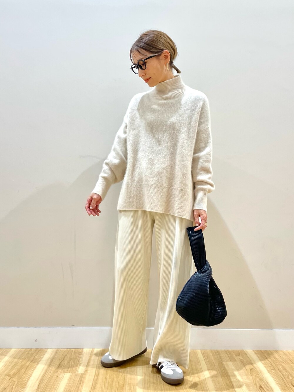 グリーン系のその他アウター、ホワイト系のその他パンツ、ホワイト系のニット/セーターを着用したレディースの冬コーディネートの2枚目の写真