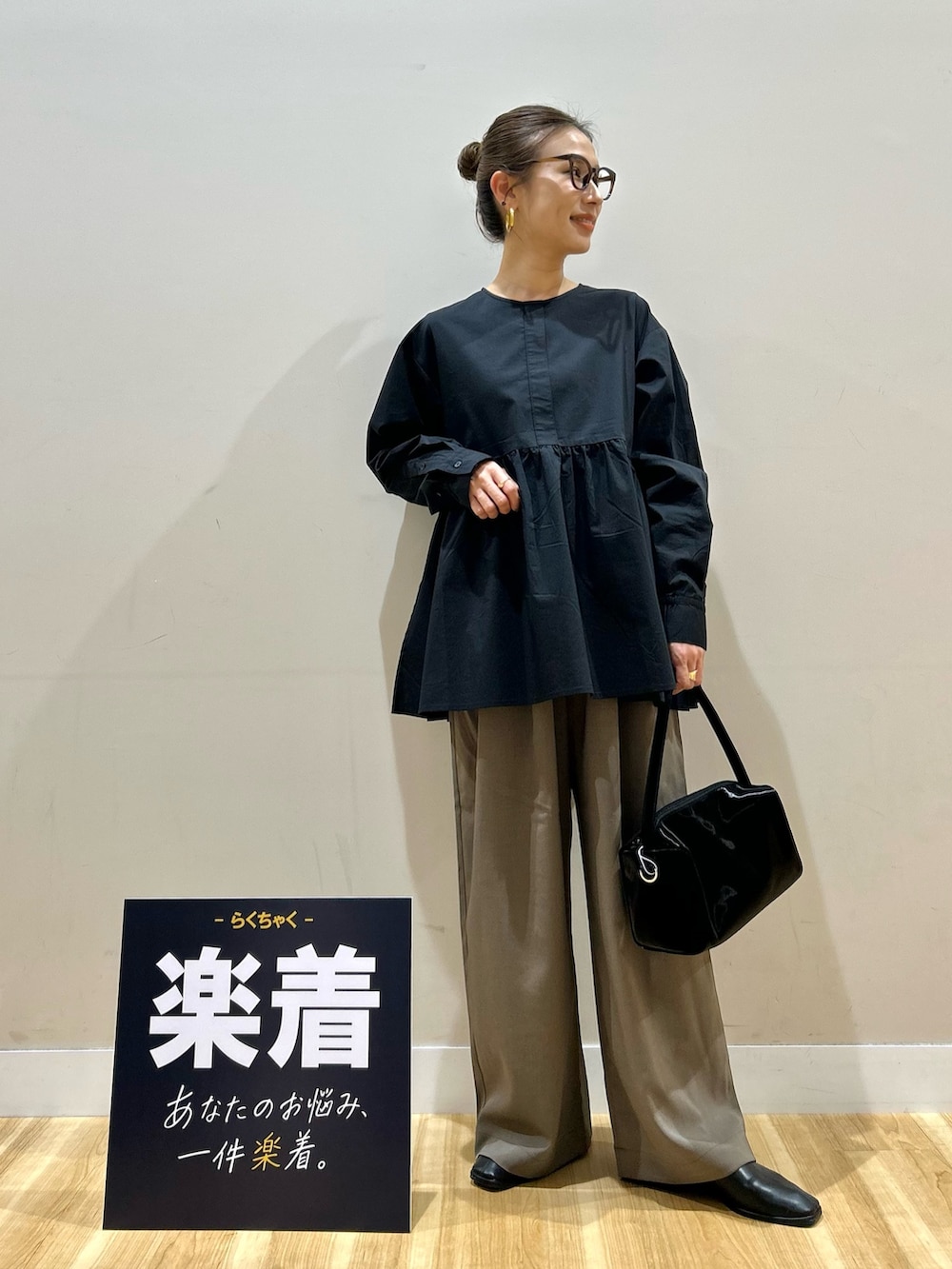 ホワイト系のブルゾン、ブラック系のシャツ/ブラウス、ブラック系のトートバッグを着用したレディースの春コーディネートの5枚目の写真