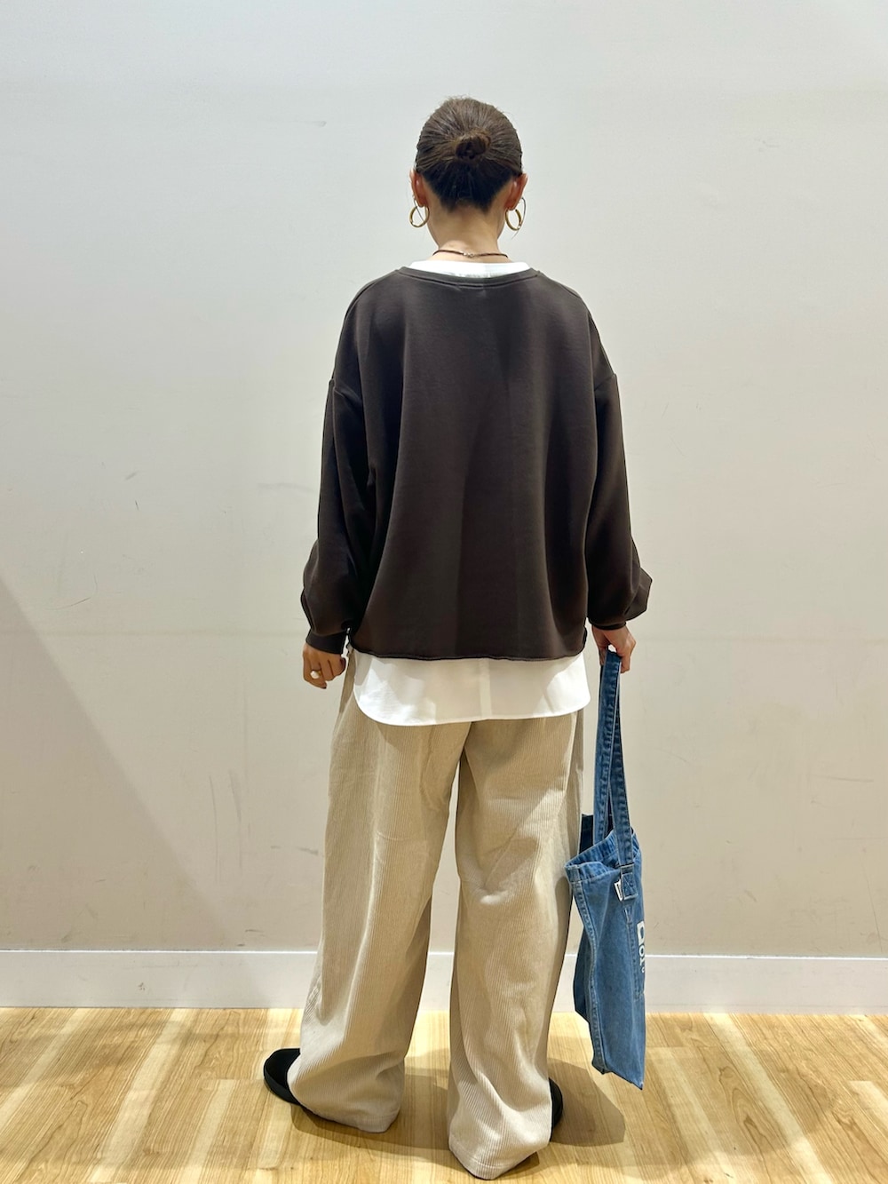 ホワイト系のシャツ/ブラウス、ホワイト系のその他パンツ、ブルー系のトートバッグを着用したレディースの秋コーディネートの3枚目の写真