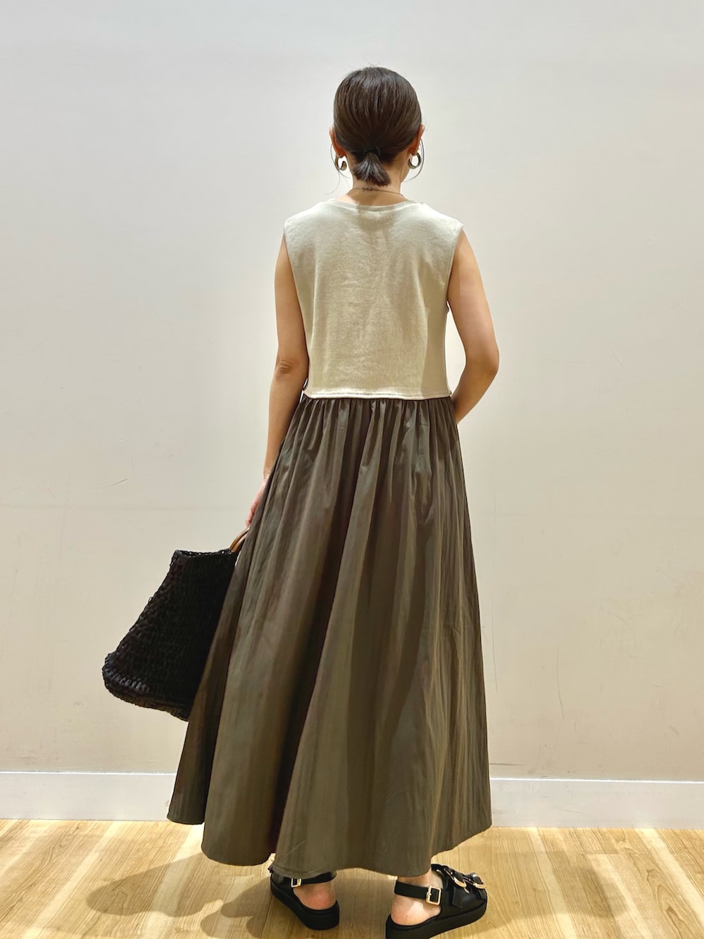 グレー系のワンピースを着用したレディースの夏コーディネートの3枚目の写真