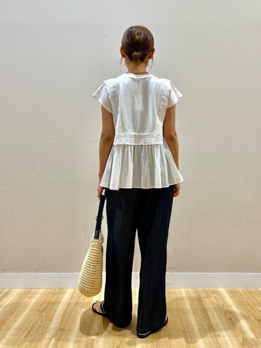 ブラウン系のシャツ/ブラウス、ホワイト系のTシャツ/カットソー、ブルー系のデニムパンツを着用したレディースの夏コーディネートの7枚目の写真