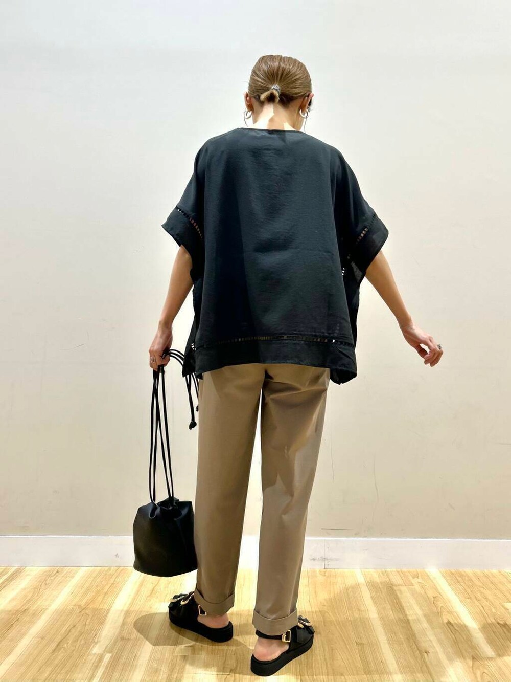 ブラック系のサンダル、ブラウン系のその他パンツ、ブラック系のショルダーバッグを着用したレディースの春コーディネートの3枚目の写真