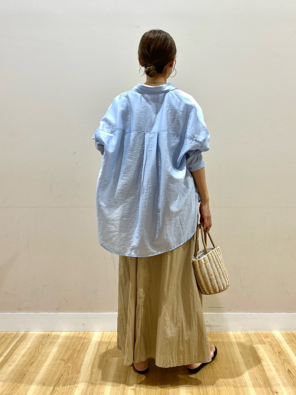ブルー系のシャツ/ブラウス、ベージュ系のワンピース、グレー系のハンドバッグを着用したレディースの夏コーディネートの3枚目の写真