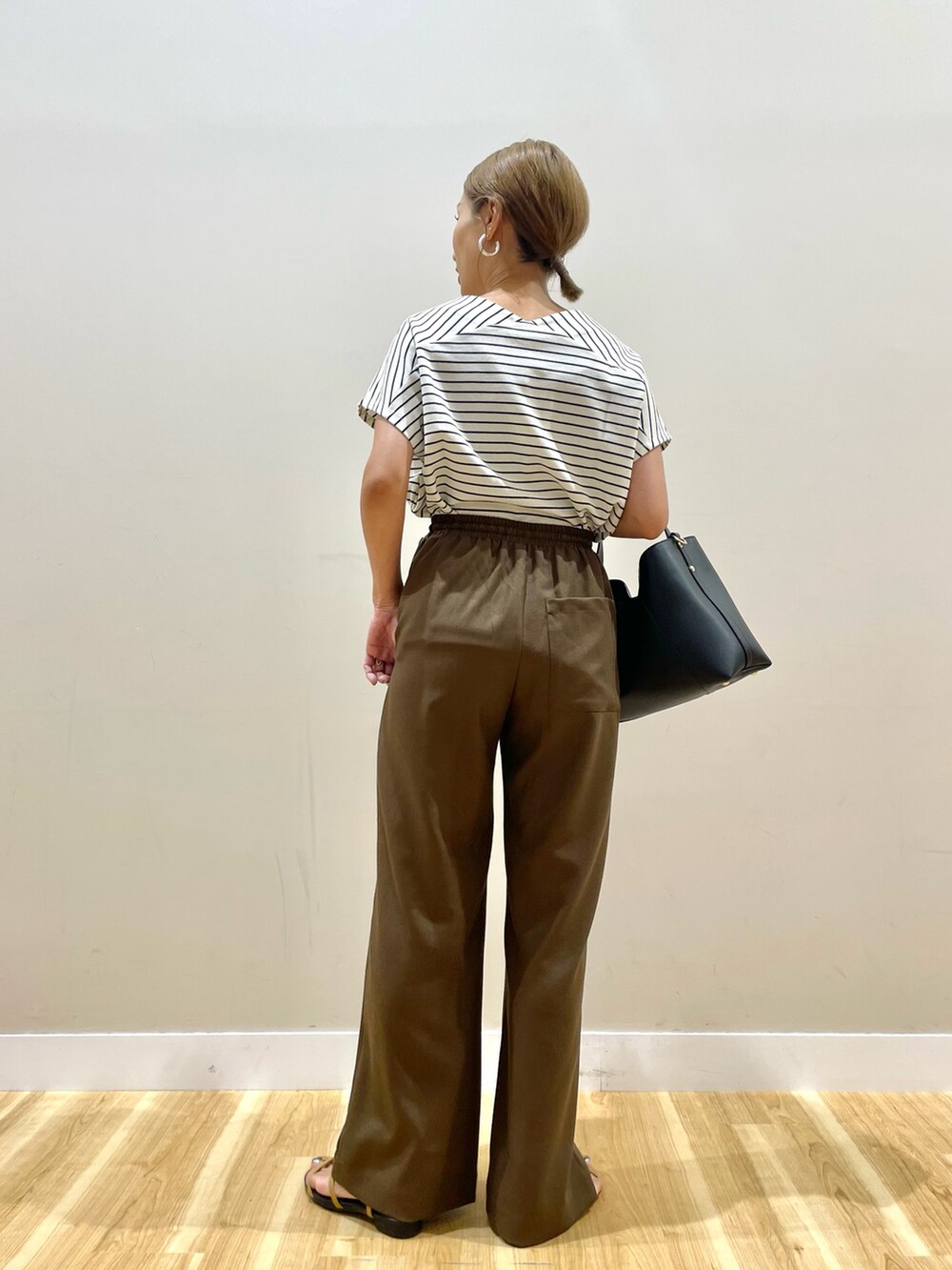 ホワイト系のTシャツ/カットソー、ブラウン系のその他パンツを着用したレディースの夏コーディネートの3枚目の写真