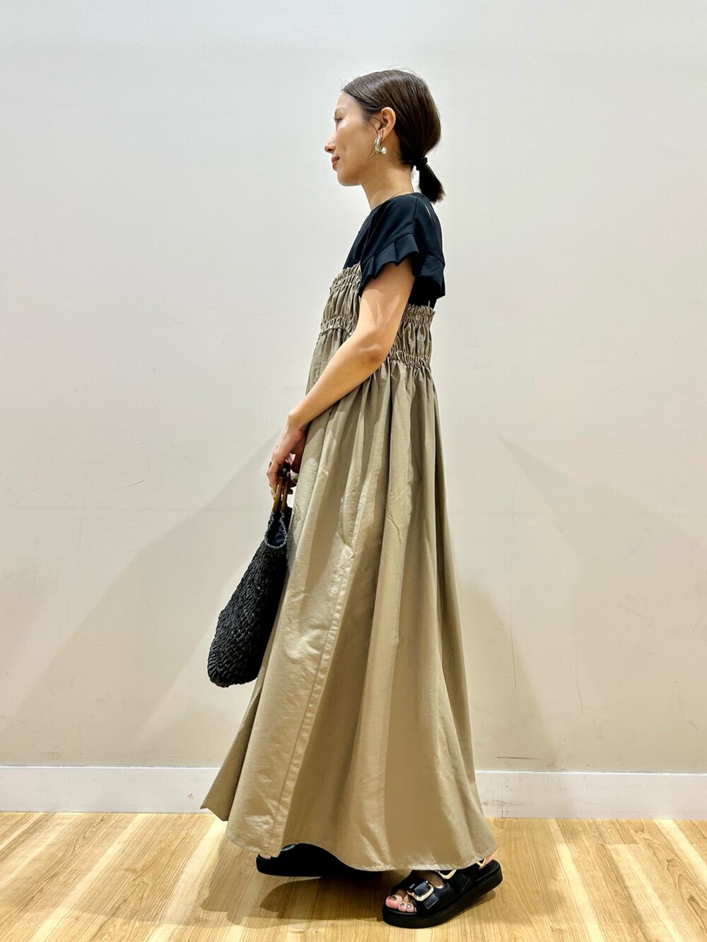 ブラック系のTシャツ/カットソー、ベージュ系のワンピースを着用したレディースの夏コーディネートの4枚目の写真