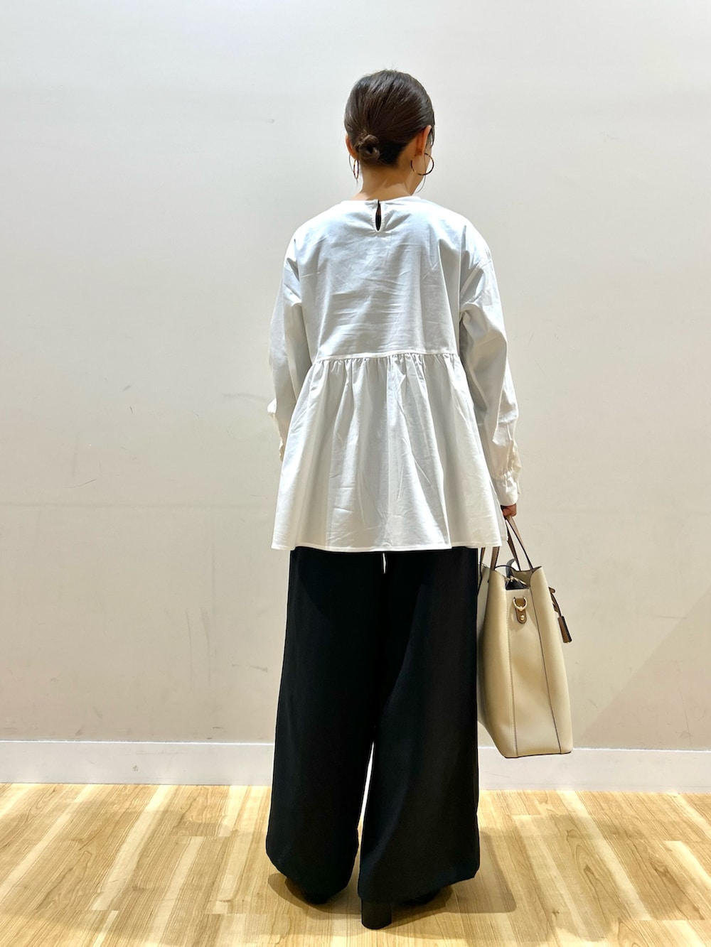 ブラック系のその他アウター、ホワイト系のシャツ/ブラウス、ブラック系のその他パンツを着用したレディースの冬コーディネートの6枚目の写真