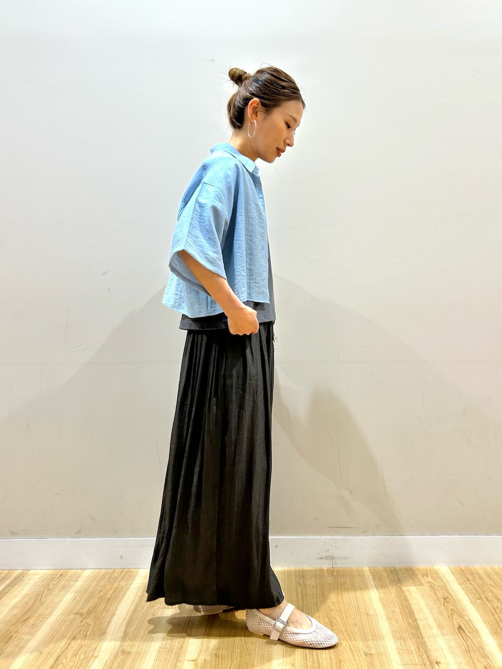 ブルー系のシャツ/ブラウス、グレー系のTシャツ/カットソー、グレー系のその他パンツを着用したレディースの春コーディネートの2枚目の写真