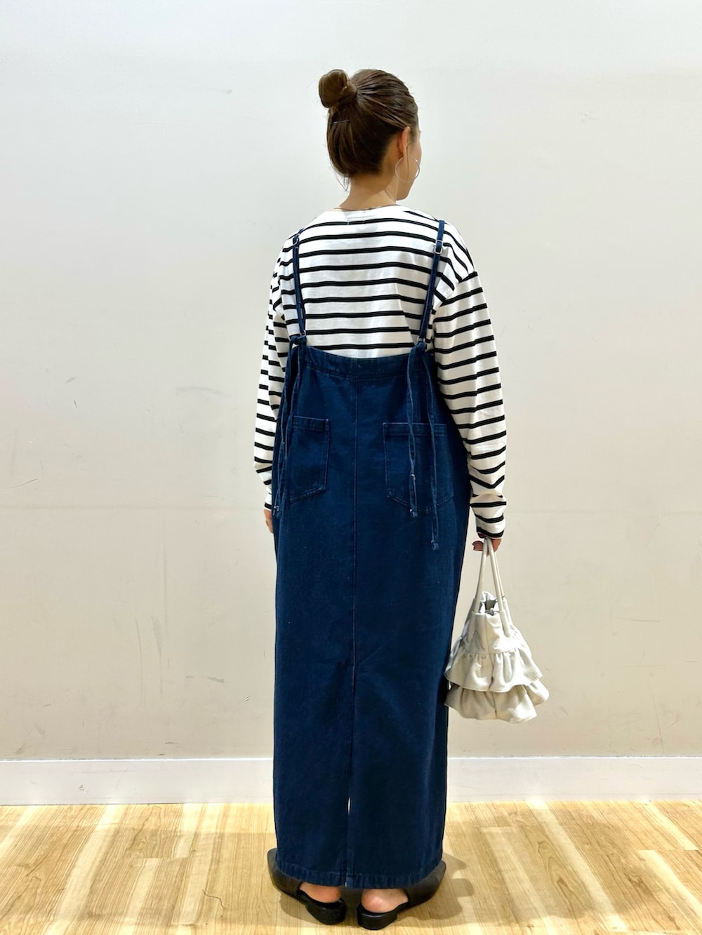 グリーン系のモッズコート、ブラック系のTシャツ/カットソー、ブルー系のワンピースを着用したレディースの春コーディネートの5枚目の写真