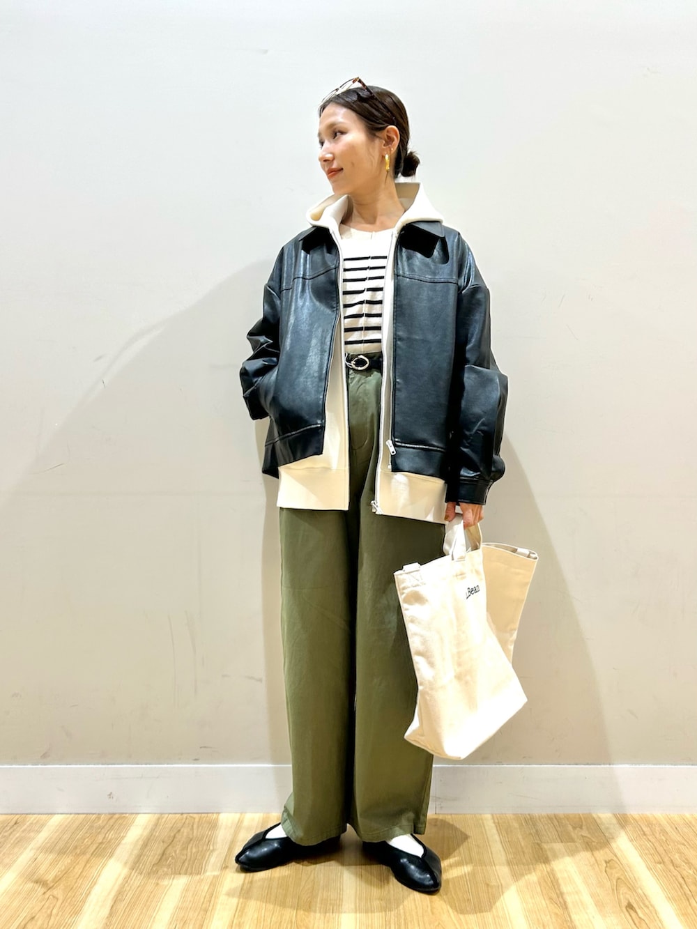 ブラック系のその他アウター、その他のニット/セーター、グリーン系のその他パンツを着用したレディースの冬コーディネートの7枚目の写真