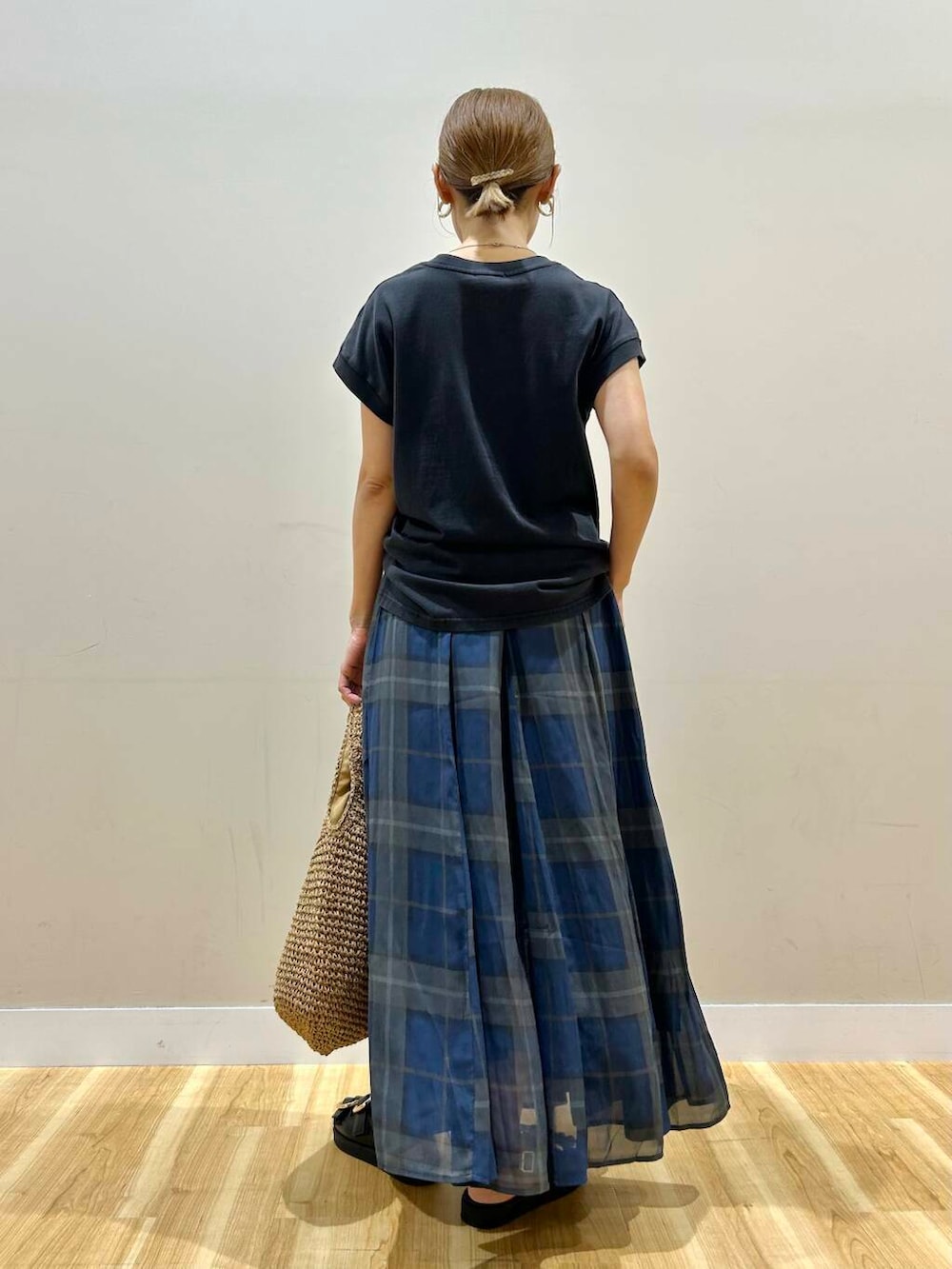 ブラック系のサンダル、イエロー系のトートバッグ、ブルー系のスカートを着用したレディースの夏コーディネートの3枚目の写真