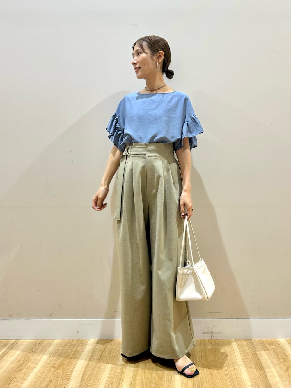 ブルー系のシャツ/ブラウス、ベージュ系のその他パンツ、ホワイト系のハンドバッグを着用したレディースの夏コーディネートの4枚目の写真