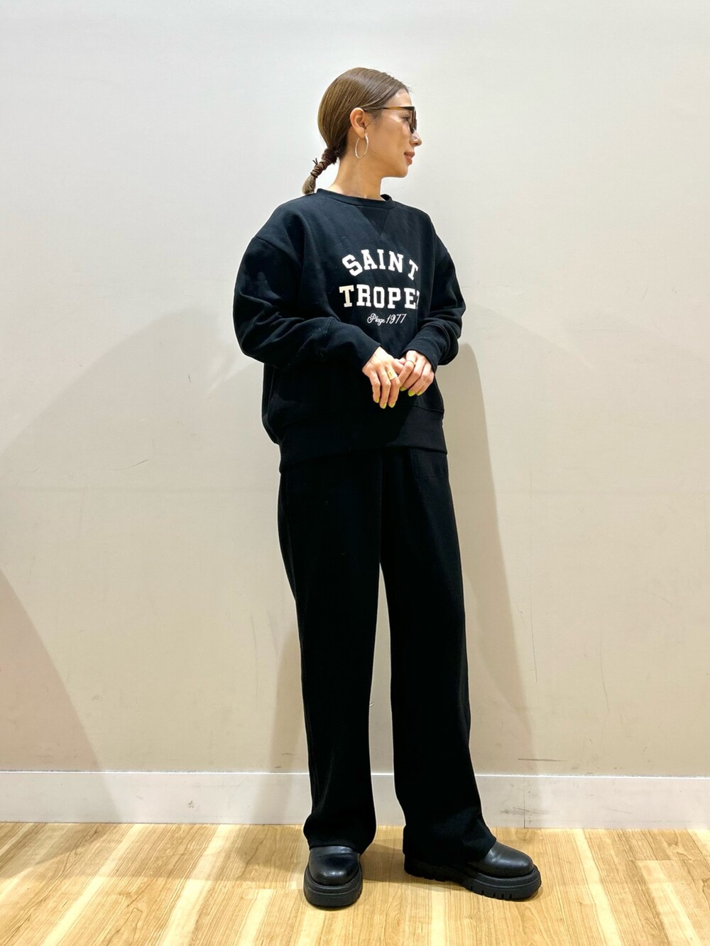 ベージュ系のカーディガン/ボレロ、ブラック系のスウェット、ブラック系のその他パンツを着用したレディースの秋コーディネートの4枚目の写真