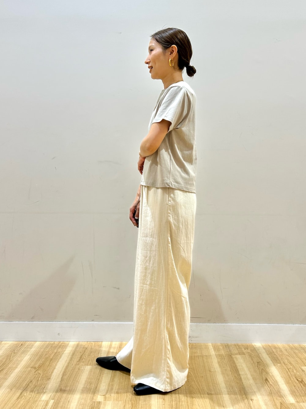 ベージュ系のTシャツ/カットソー、ベージュ系のその他パンツ、その他のショルダーバッグを着用したレディースの春コーディネートの6枚目の写真