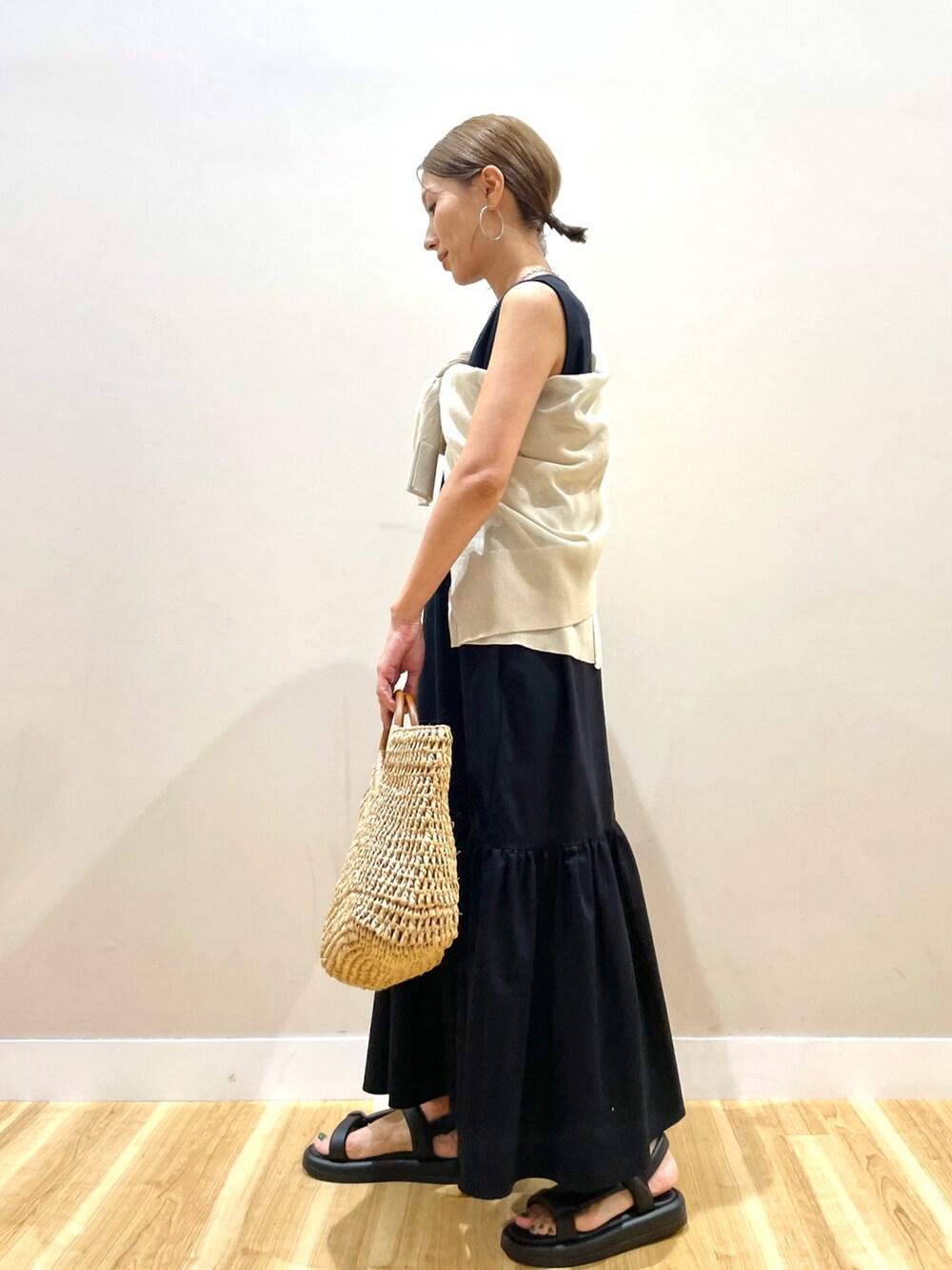 ブラック系のワンピース、グレー系のカーディガン/ボレロを着用したレディースの夏コーディネートの2枚目の写真