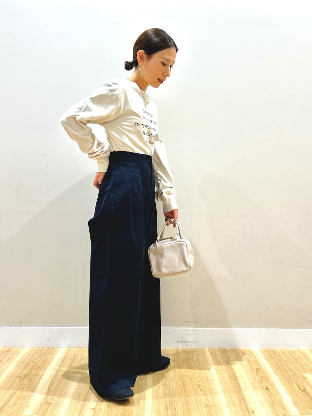 レッド系のカーディガン/ボレロ、ベージュ系のTシャツ/カットソー、ブルー系のその他パンツを着用したレディースの冬コーディネートの5枚目の写真