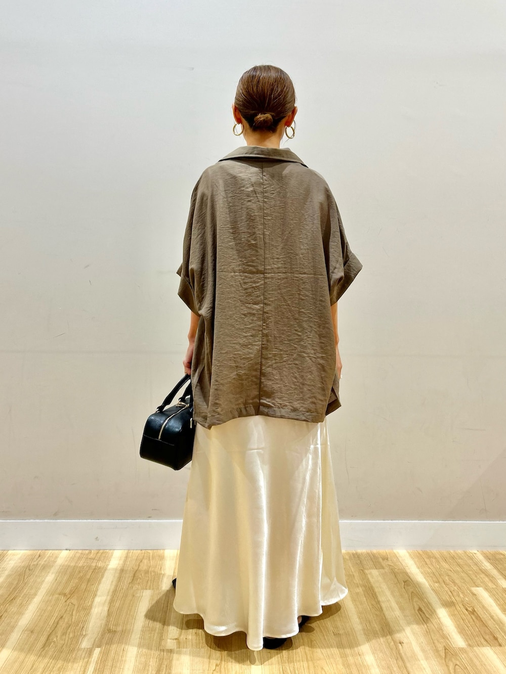 ブラウン系のその他アウター、ホワイト系のTシャツ/カットソー、ホワイト系のスカートを着用したレディースの夏コーディネートの3枚目の写真