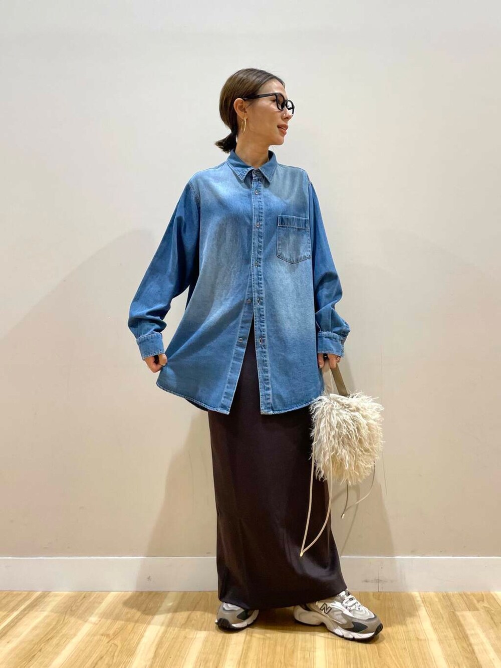 ベージュ系のショルダーバッグ、ブルー系のシャツ/ブラウス、ブラウン系のその他アウターを着用したレディースの秋コーディネートの2枚目の写真