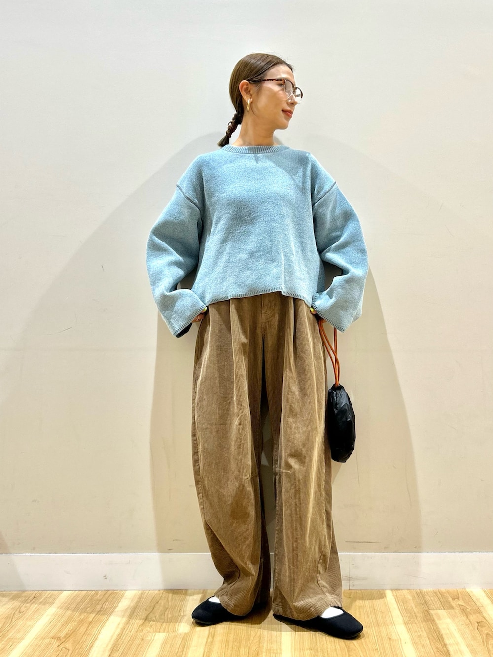 ブルー系のニット/セーター、ベージュ系のその他パンツを着用したレディースの秋コーディネートの4枚目の写真