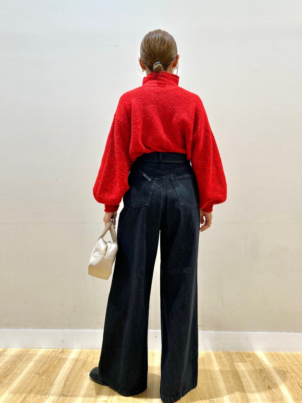 グレー系のその他アウター、レッド系のニット/セーター、ブラック系のデニムパンツを着用したレディースの冬コーディネートの7枚目の写真