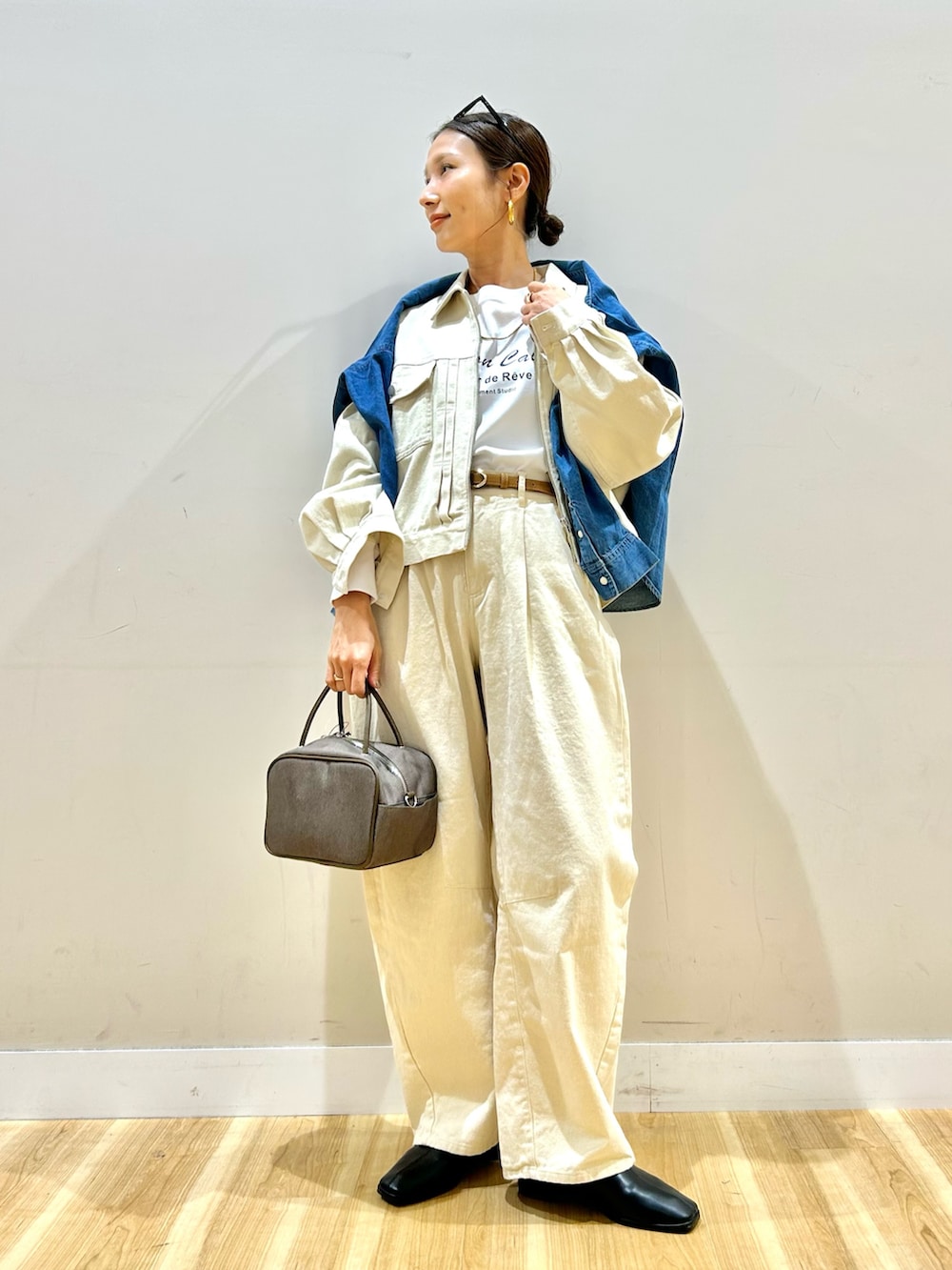 ホワイト系のブルゾン、ブルー系のシャツ/ブラウス、ホワイト系のTシャツ/カットソーを着用したレディースの冬コーディネートの6枚目の写真