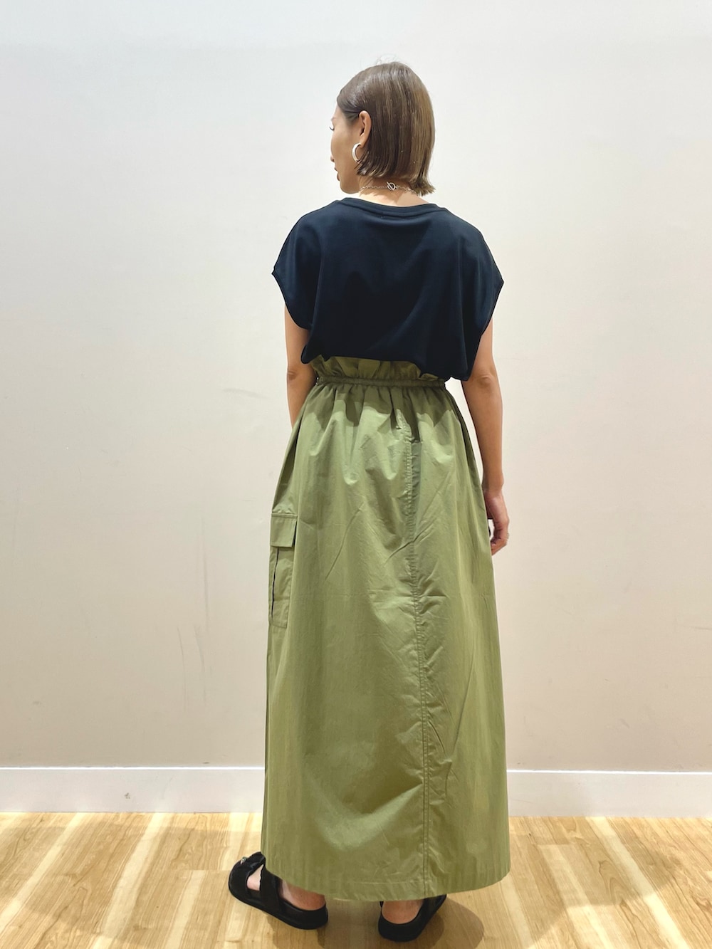ブラック系のTシャツ/カットソー、グリーン系のスカートを着用したレディースの夏コーディネートの3枚目の写真