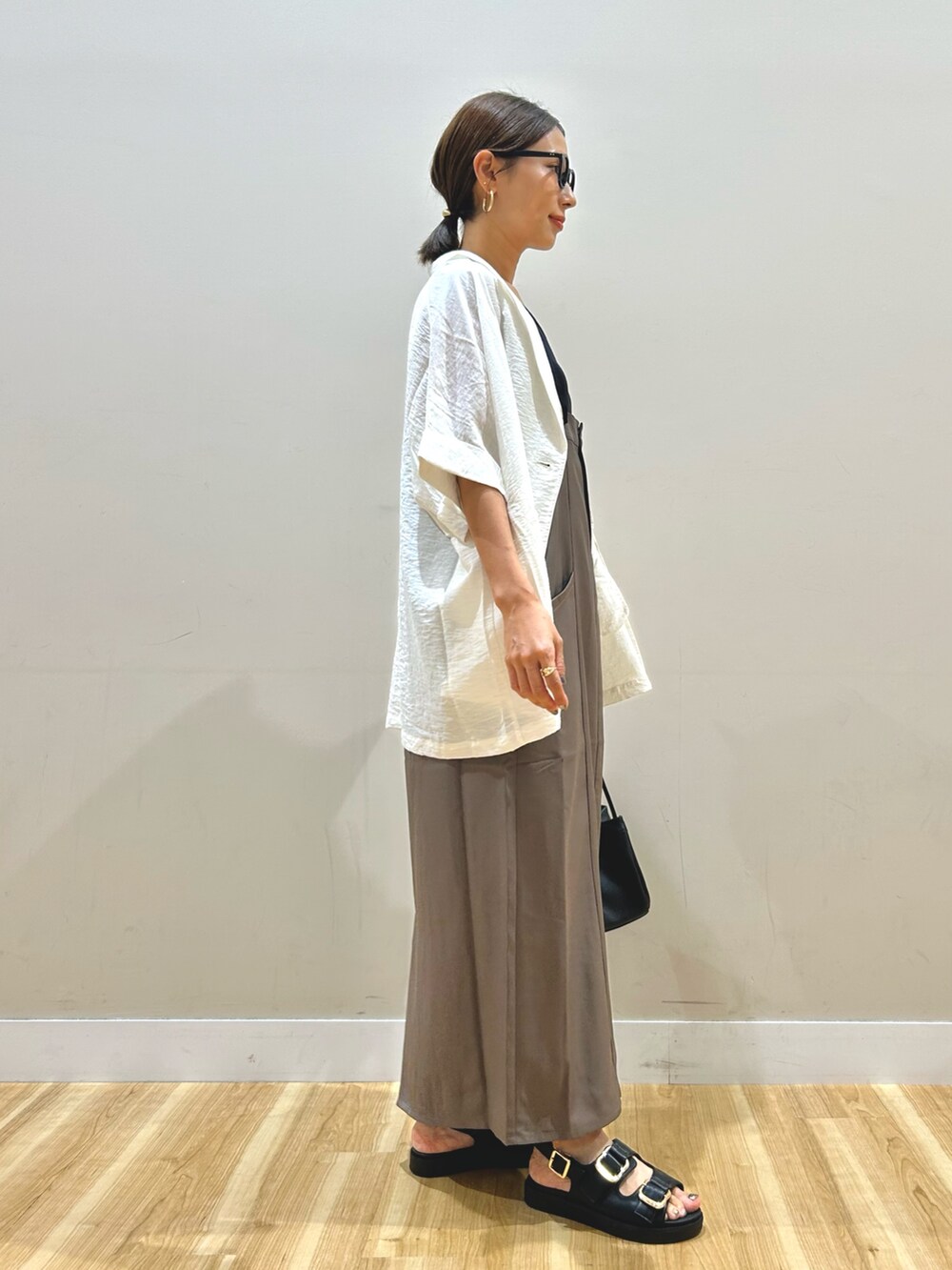 ホワイト系のその他アウター、ホワイト系のタンクトップ、ブラウン系のワンピースを着用したレディースの夏コーディネートの2枚目の写真