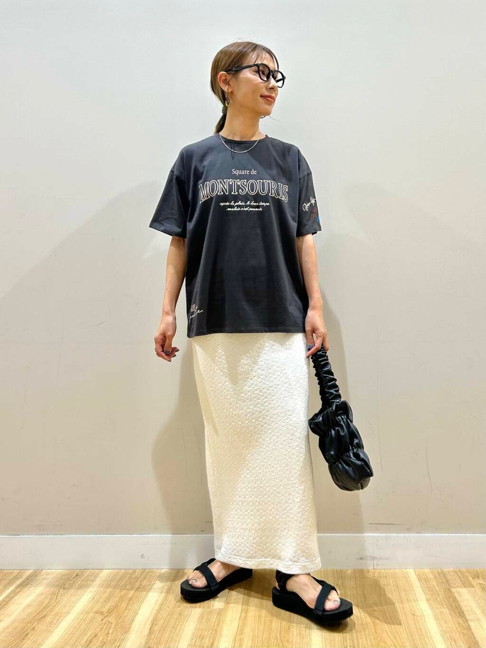 ブラック系のサンダル、ブラック系のハンドバッグ、グリーン系のその他アウターを着用したレディースの夏コーディネートの8枚目の写真