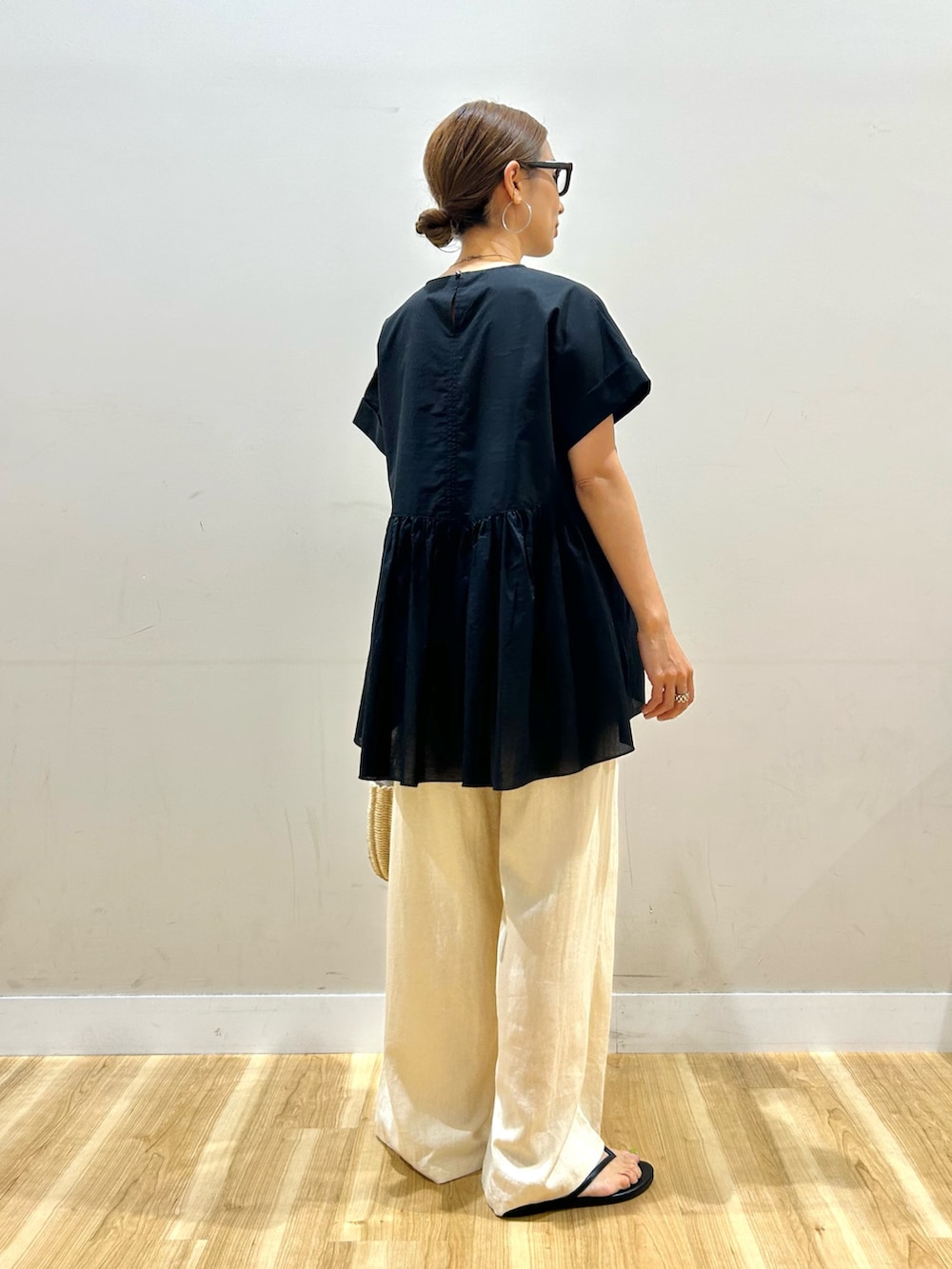 ブラック系のシャツ/ブラウス、ベージュ系のその他パンツ、グレー系のハンドバッグを着用したレディースの夏コーディネートの3枚目の写真