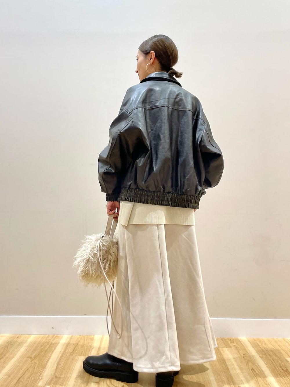 ブラウン系のその他アウター、ホワイト系のニット/セーター、ベージュ系のスカートを着用したレディースの秋コーディネートの4枚目の写真