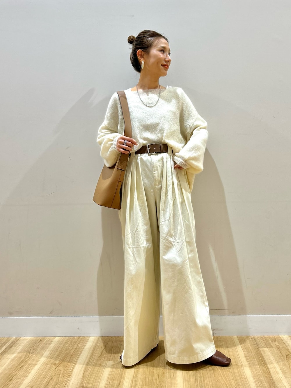 ホワイト系のニット/セーター、ホワイト系のTシャツ/カットソー、ホワイト系のその他パンツを着用したレディースの春コーディネートの2枚目の写真