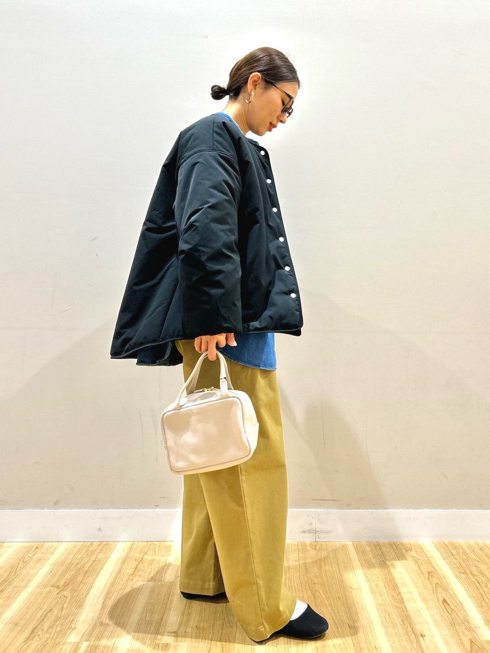 ブルー系のシャツ/ブラウス、ブラック系のダウンジャケット/コート、その他のニット/セーターを着用したレディースの冬コーディネートの3枚目の写真