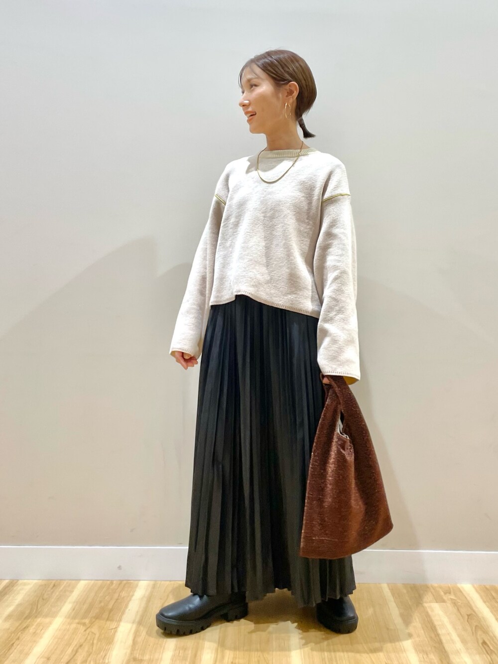 「休日スタイル、キレイめカジュアル、アウターコーデ、オトナカワイイ、オフィスカジュアル、レディースファッション、冬服コーデ、30代コーデ、40代ファッション、ママコーデ、ITEMS URBANRESEARCH」｜「ITEMS URBANRESEARCHのダブルフェイスモールニット（ニット/セーター、ホワイト系）」を使った、rinneさん（レディース・157cm）の冬コーディネートの4枚目の写真