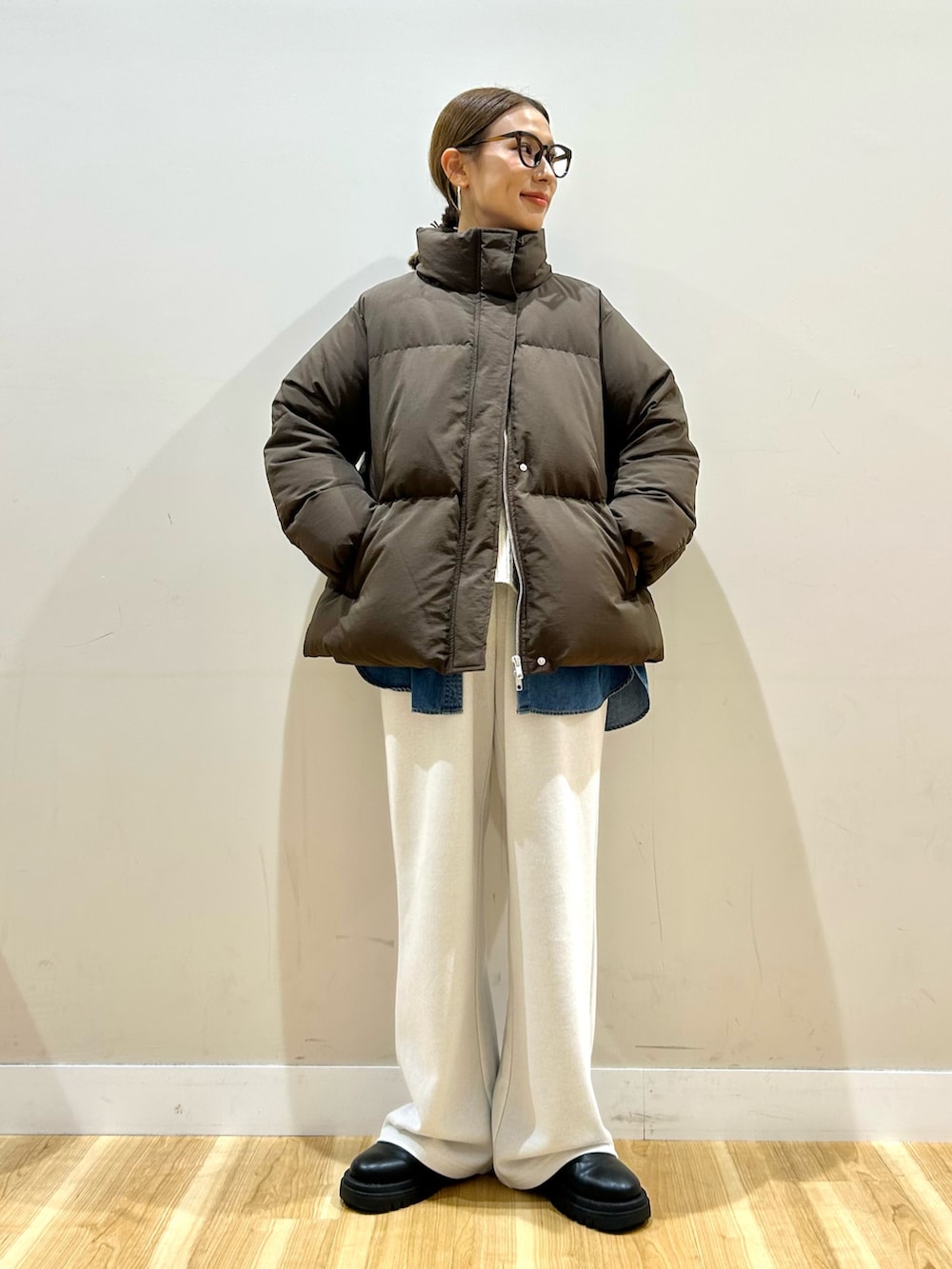 ホワイト系のその他パンツ、ブルー系のシャツ/ブラウス、ブラウン系のダウンジャケット/コートを着用したレディースの秋コーディネートの4枚目の写真