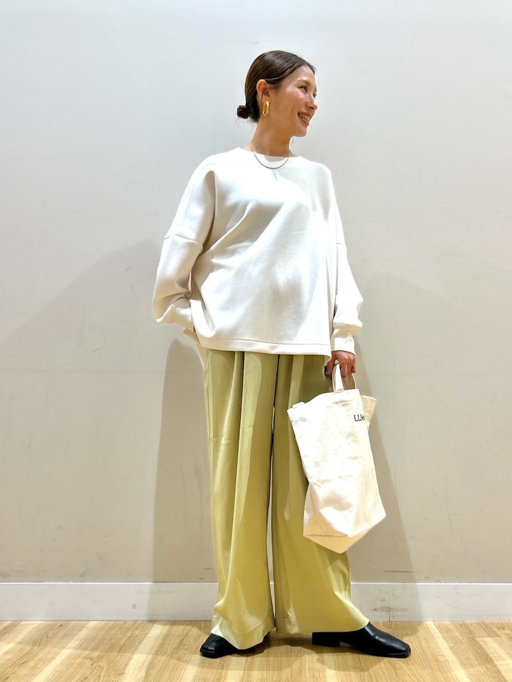 ブラック系のブルゾン、ホワイト系のスウェット、ベージュ系のその他パンツを着用したレディースの春コーディネートの4枚目の写真