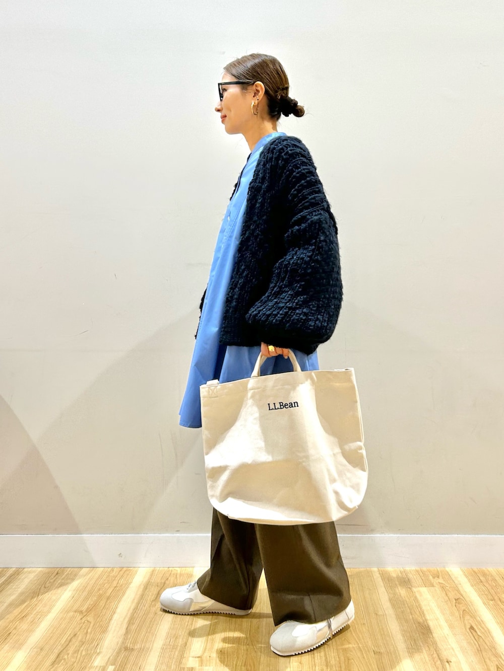 ブルー系のカーディガン/ボレロ、ブルー系のワンピース、ベージュ系のその他パンツを着用したレディースの冬コーディネートの2枚目の写真