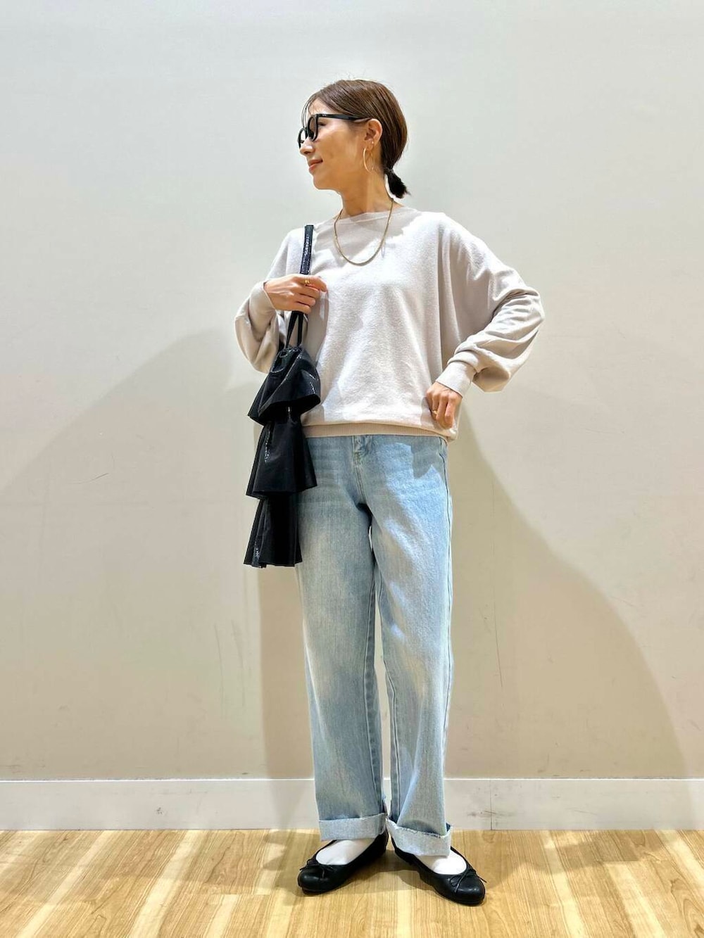 ブラック系のトートバッグ、ブルー系のデニムパンツ、グレー系のノーカラージャケットを着用したレディースの冬コーディネートの9枚目の写真