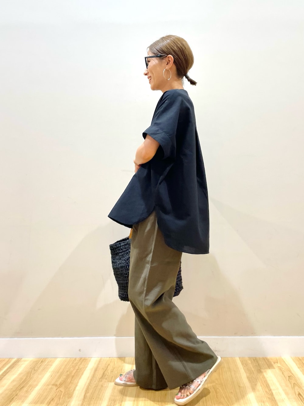 ブラック系のシャツ/ブラウス、ブラウン系のその他パンツを着用したレディースの夏コーディネートの2枚目の写真