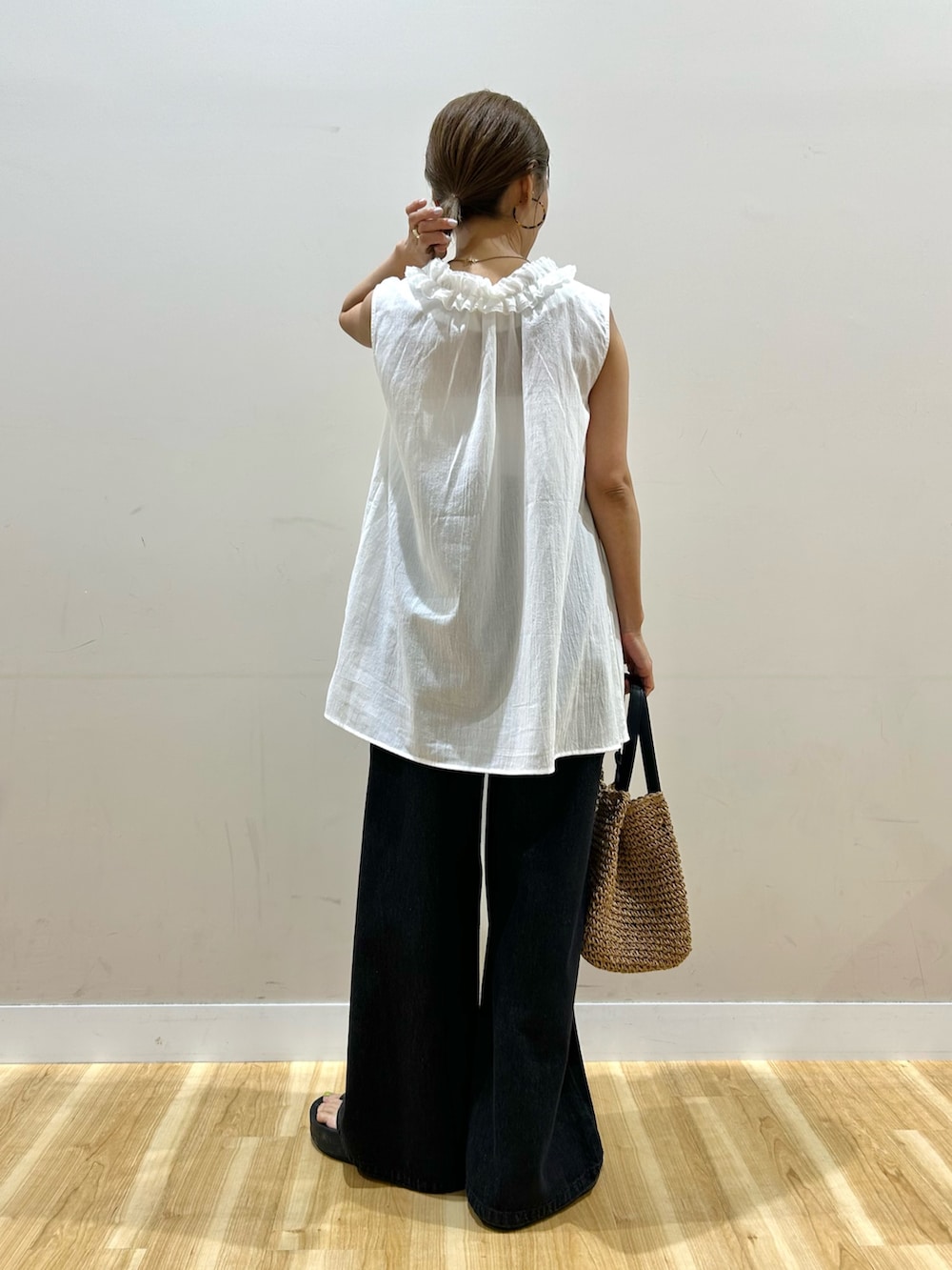 ホワイト系のシャツ/ブラウス、ブラック系のデニムパンツ、ブラック系のサンダルを着用したレディースの夏コーディネートの3枚目の写真