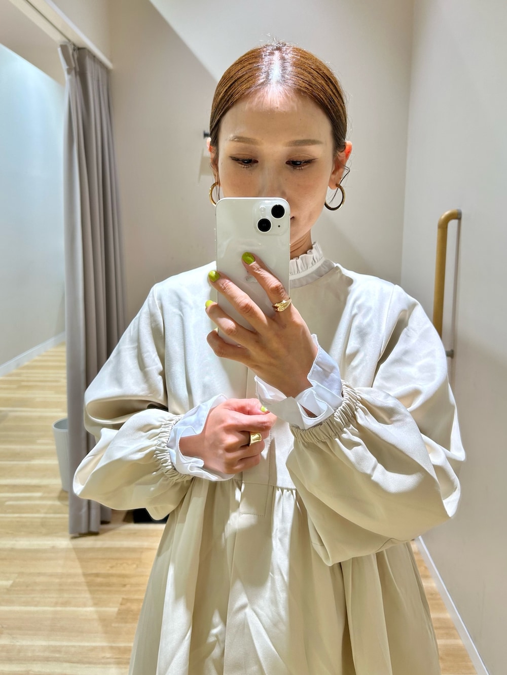 ベージュ系のセットアップ、ホワイト系のトートバッグを着用したレディースの秋コーディネートの4枚目の写真