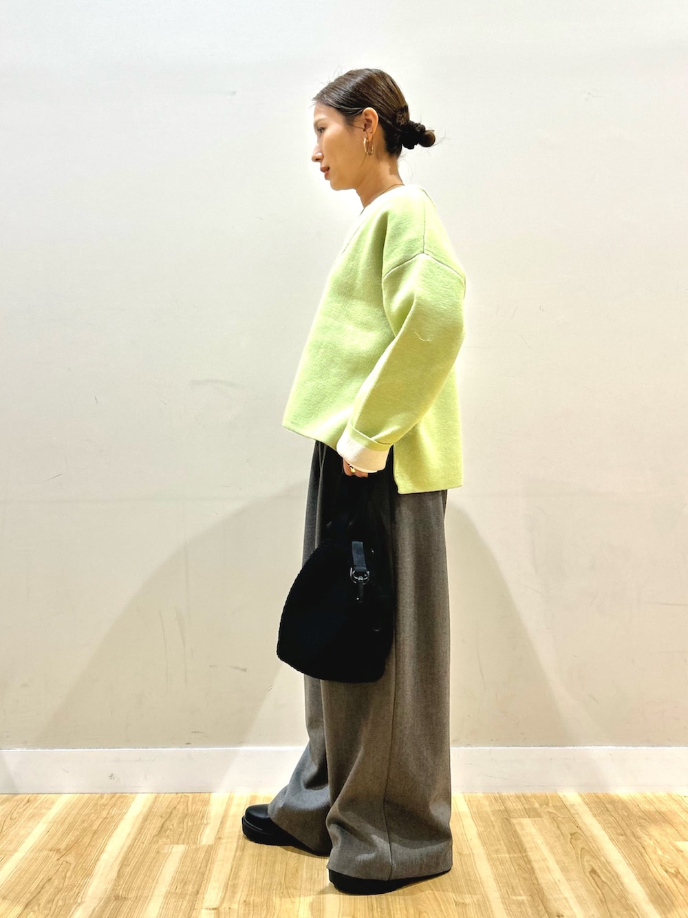 ブラック系のダウンジャケット/コート、ホワイト系のTシャツ/カットソー、ブラック系のブーツを着用したレディースの冬コーディネートの6枚目の写真