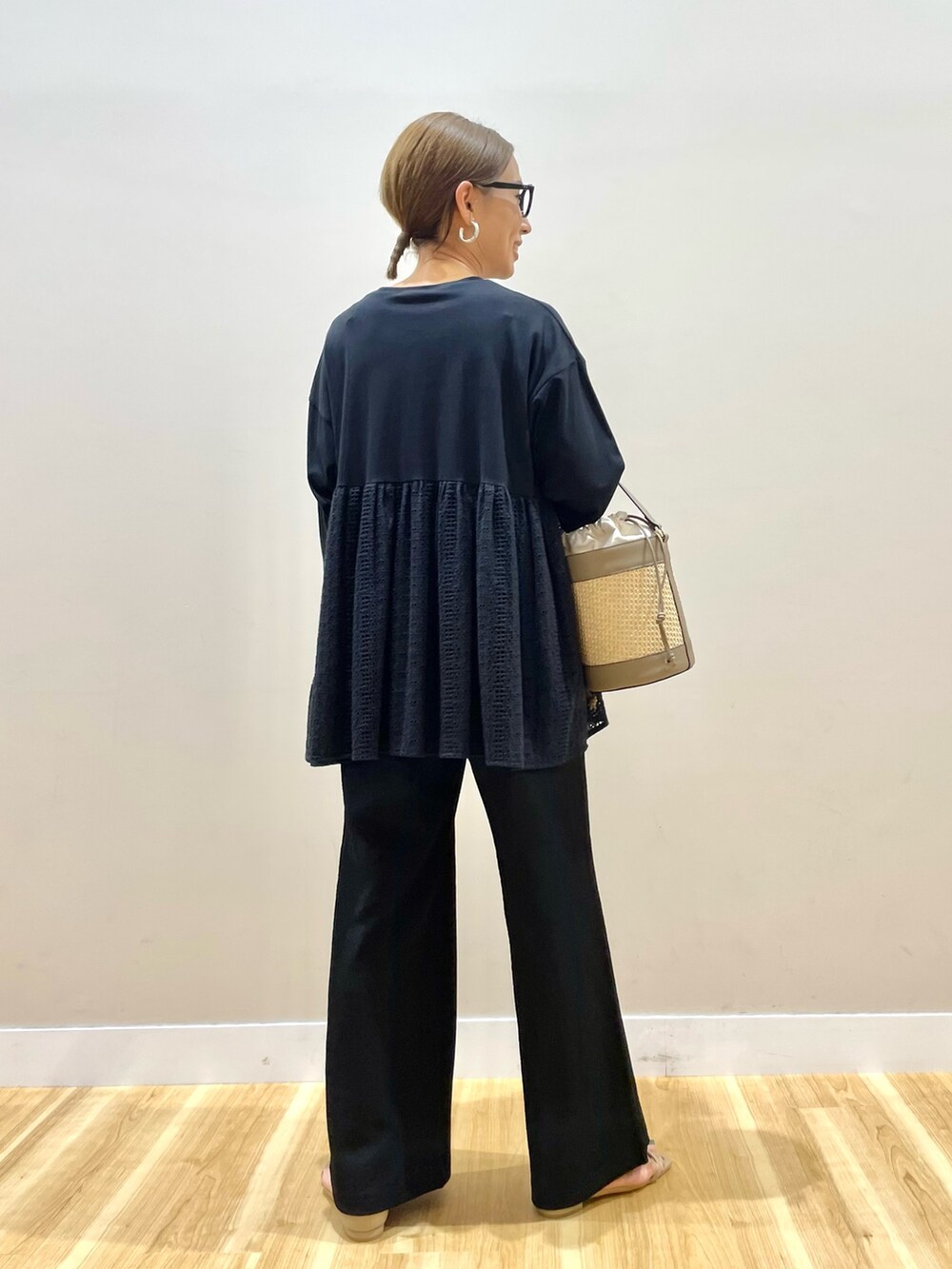 ブラック系のTシャツ/カットソー、ブラック系のその他パンツ、グレー系のショルダーバッグを着用したレディースの夏コーディネートの3枚目の写真