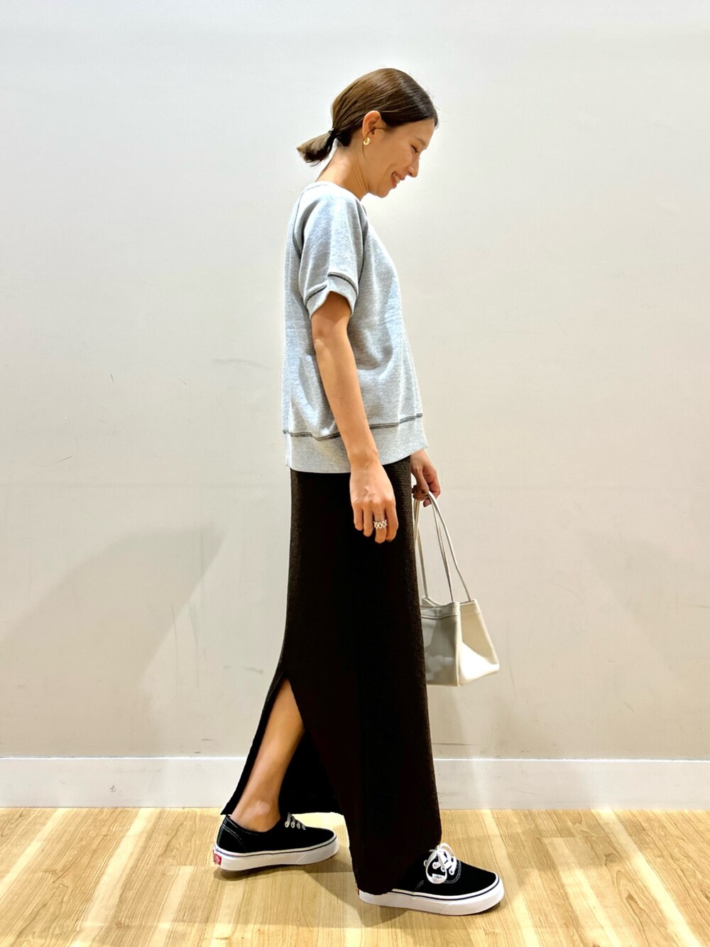 ホワイト系のブルゾン、グレー系のスウェット、ブラウン系のスカートを着用したレディースの秋コーディネートの5枚目の写真