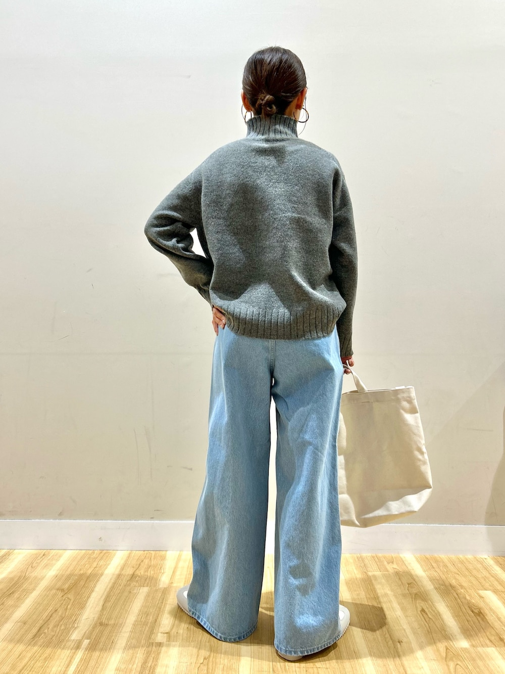 ブルー系のピーコート、グレー系のニット/セーター、オレンジ系のニット/セーターを着用したレディースの冬コーディネートの6枚目の写真