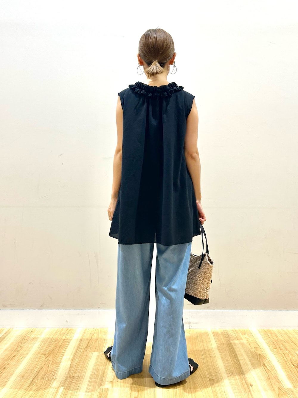 ブラック系のシャツ/ブラウス、ブルー系のデニムパンツ、ブラック系のショルダーバッグを着用したレディースの夏コーディネートの4枚目の写真