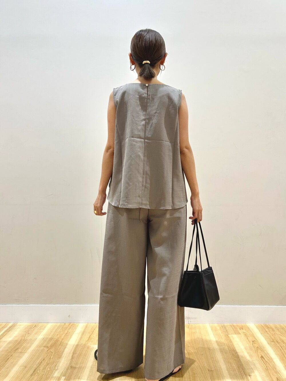 グレー系のカーディガン/ボレロ、ベージュ系のセットアップを着用したレディースの秋コーディネートの9枚目の写真