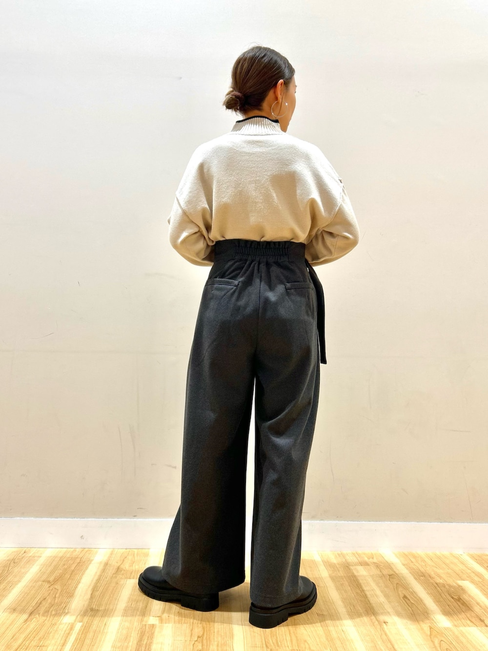 グレー系のその他アウター、ブラック系のその他パンツ、ブラック系のブーツを着用したレディースの冬コーディネートの7枚目の写真