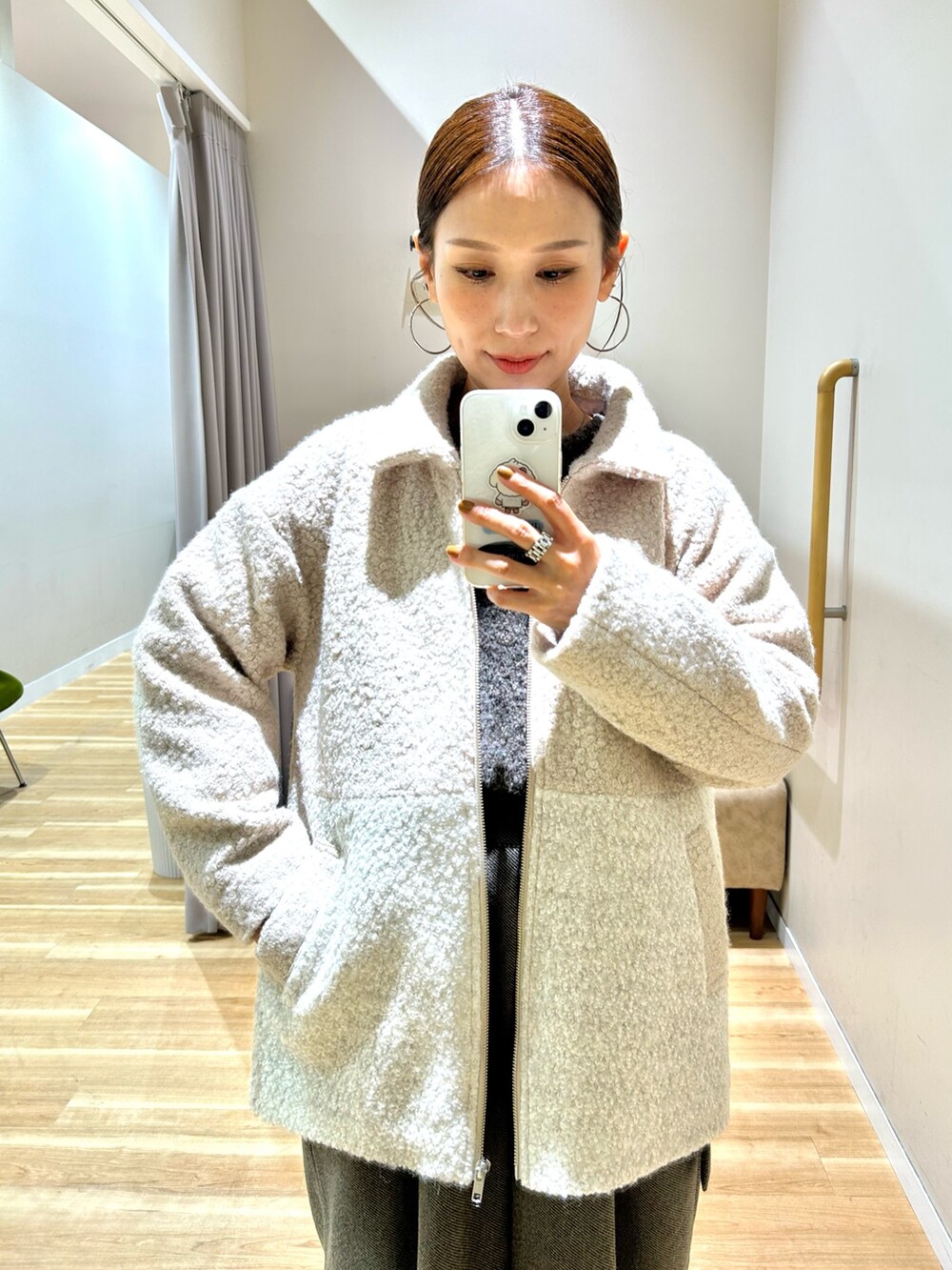 パープル系のその他アウター、ブラウン系のニット/セーター、ブラウン系のその他パンツを着用したレディースの冬コーディネートの7枚目の写真